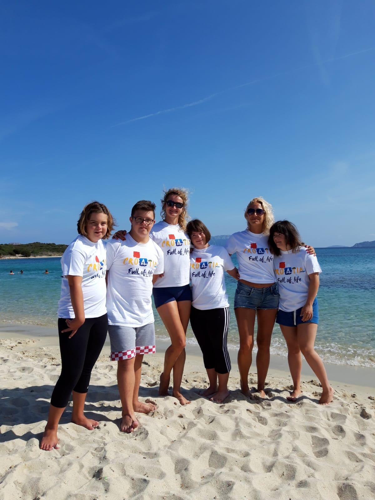 CRO reprezentacija plivača s Down sindromom na pješčanoj plaži Sardinije gdje je održano EP