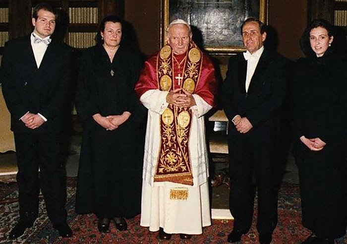 Papa Ivan Pavao II. i prvi veleposlanik RH pri Svetoj Stolici Ive Livljanić s obitelji