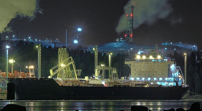 Tanker Velebit u jednoj od luka uz rafineriju
