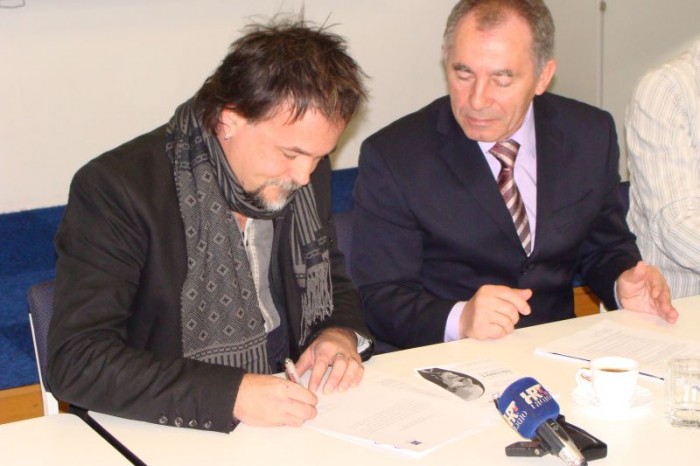 Gibonni i Ivan pehar prilikom potpisivanja ugovora o Zakladi Delmata