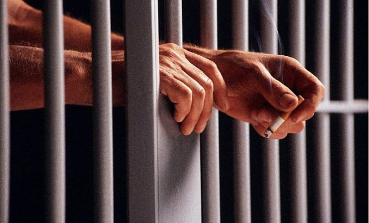 1247406384prison_hands_1287991889.jpg