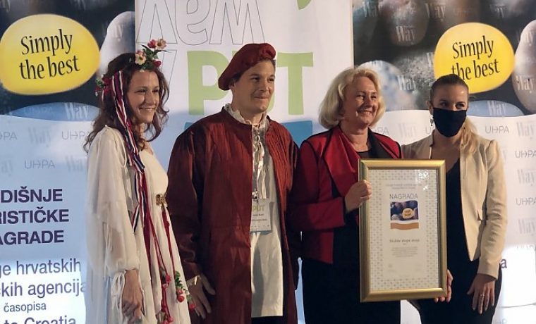 1__Preuzimanje_nagrade___Marija_Dejanovi__u_pratnji_Ane_Glavan_kao_vile_Hrvatice_i_Ante_Buti_a_kao_Petra_Zorani_a_Ninjanina__foto_Karin_Mimica_1637931842.jpg Foto: 057info
