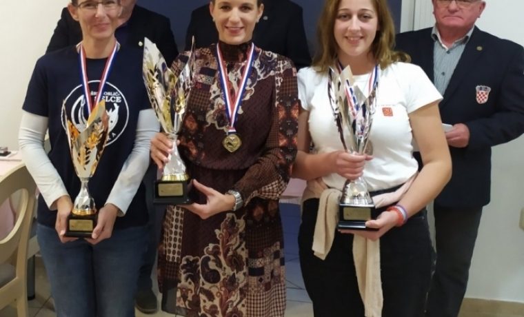 4 Pojedinačne medalje u konkurenciji seniorki - Tea Radil, Estera Bajlo i Mirjana Pobor.jpg