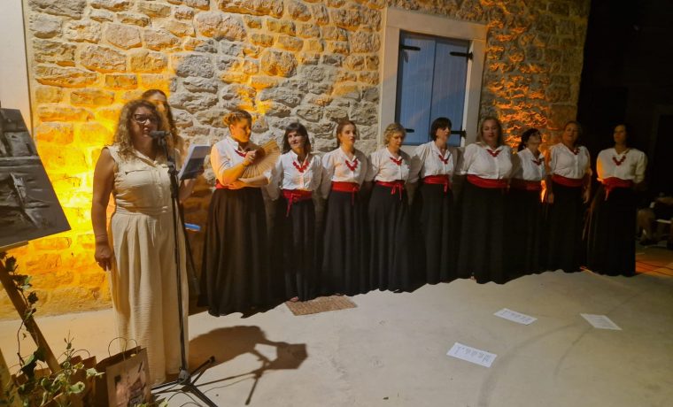 Anamarija Škorić i klapa Garofuli Anamarija Škorić i klapa Garofuli