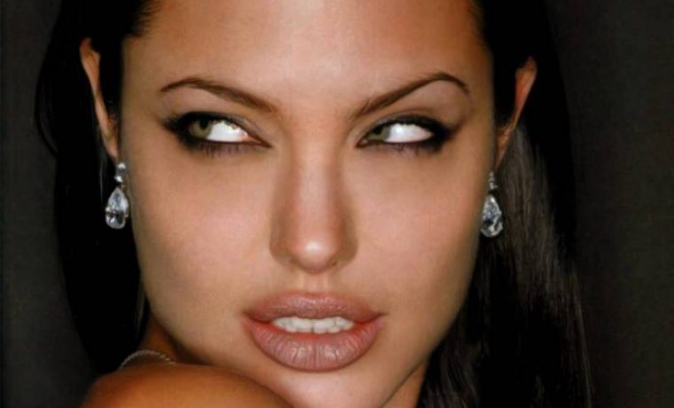 Angelina_Jolie_watching_dengerously_OAPH33_1217406161.jpg