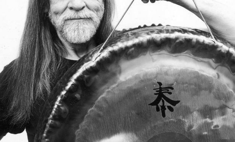 DonConreaux_solo_mit_Gong_1430291318.jpg Foto: wearelivingalive.com