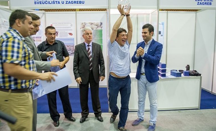 Glavna_nagrada_Grand_Prix_uru_ena_Irancima___nagradu_preuzeo_Alireza_Rastegar__1378118585.jpg Foto: Agro Arca