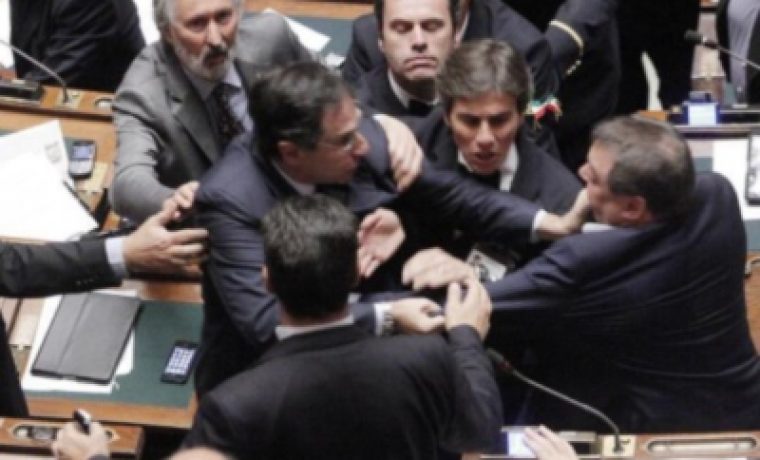 Italija_parlament_tucnjava2_1319645061.jpg Italija_parlament_tucnjava2_1319645061.jpg