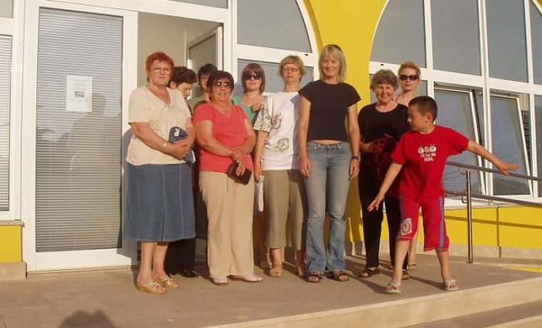 Jana_prede_knjiznicom_2007_1271582919.JPG