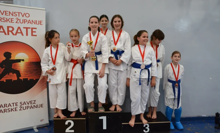 Kata timovi Učenice medalje Foto: Nikolina Rašić