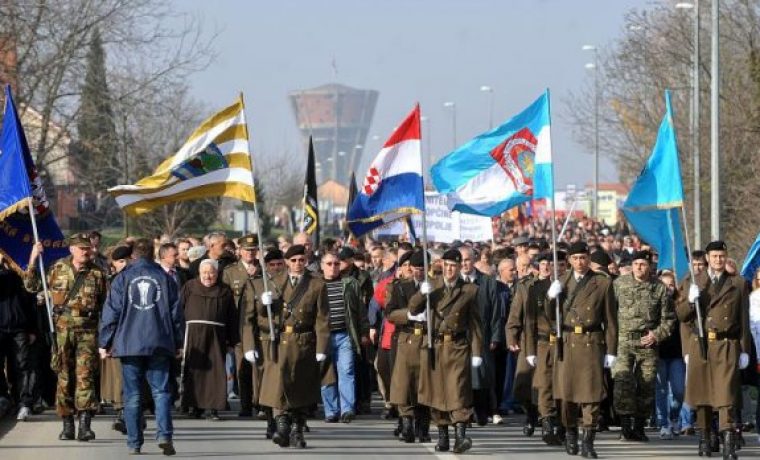 Kolona_sje_anja_na_Vukovar_1353240236.jpg