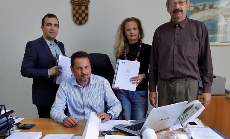 Na_elnik_Karlo_Novoseli__i_Avantura_otok_tim_Ante_Župan__Mladen_Lucin_i_Emila_Šimi_i__Bajlo_____(1200×899)_1463139723.jpg Foto: Naši školji