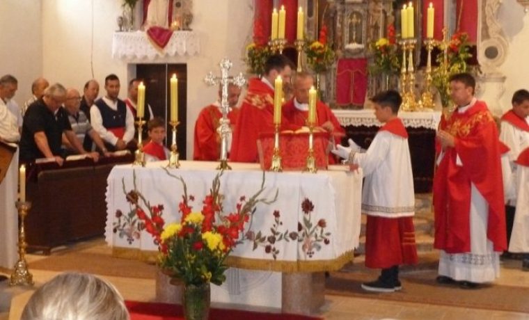 Nadbiskup želimir Puljić predvodi svečanu misu na sv. Petra i Pavla u Velom Ižu.jpg