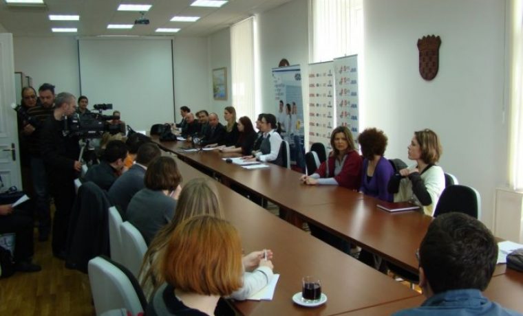 OKRUGLI_STOL_1237900791.jpg Foto: www.057info.hr (b.t.)