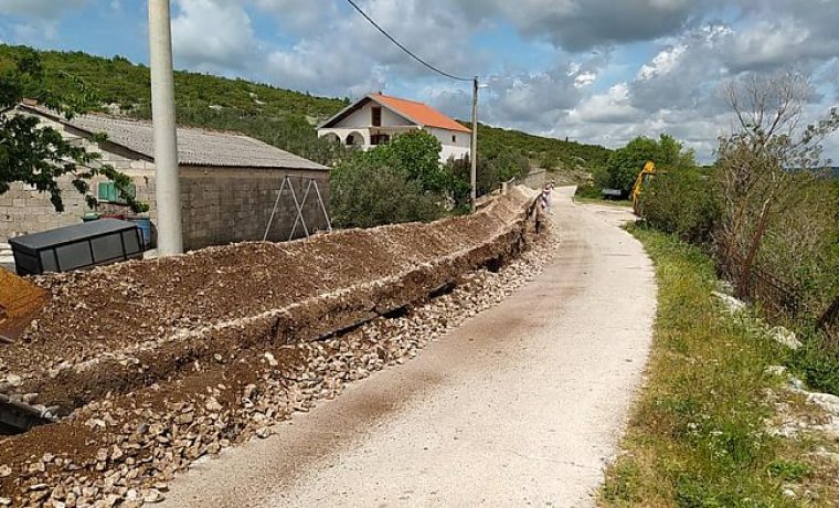Po_eli_radovi_na_izgradnji_mjesne_vodovodne_mre_e_u_vuk_i_u_1620319393.jpg Foto: Marko Ledenko-Mane