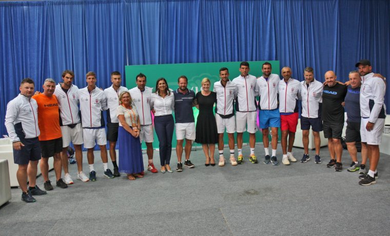 Predsjednica_s_reprezentacijom_1537080932.JPG Foto: HTS/Mario Ćužić