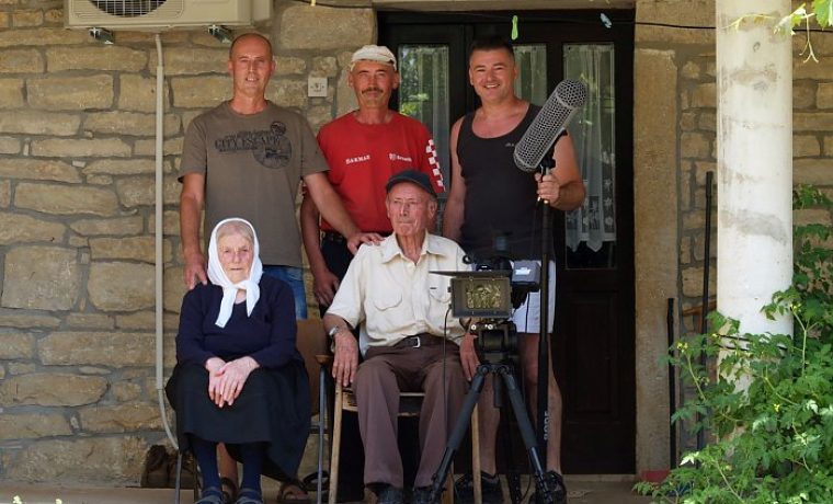 Redatelj_filma_Luka_Klapam_sa__ivim_svjedocima_iz_Bru_ke_1532793717.JPG Foto: Marko Ledenko - Mane