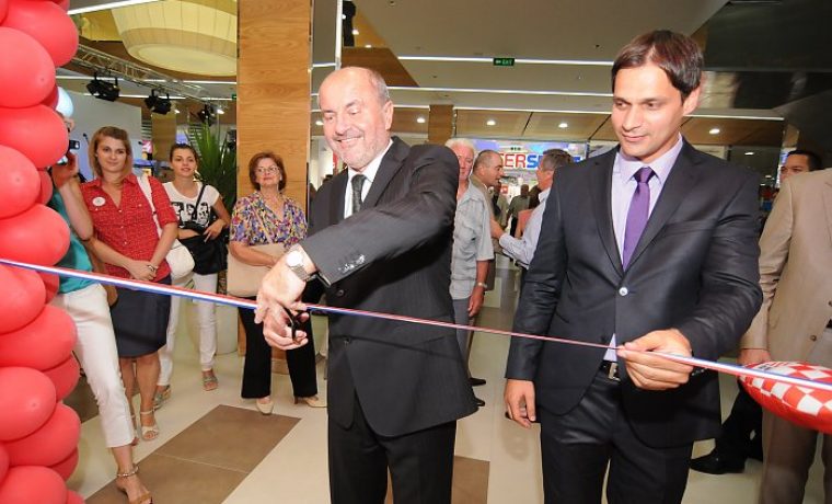 Stanislav_Brodnjak_i_Kresimir_Romic_rezanje_vrpce_Biograd_1309436638.JPG