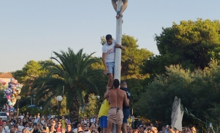 Udruga mladih Kukljice u skidanju pršuta su ujedno pobjednici.jpg Foto: Vesna Benić