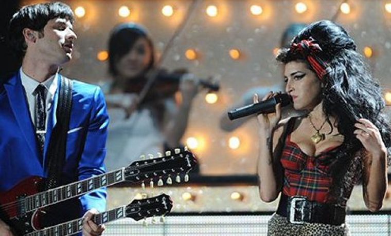 amy_winehouse_mark_ronson2_1284718384.jpg Foto: www.mi6.co