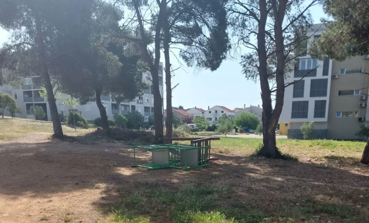 borovi, dječje igralište, crvene kuće 1