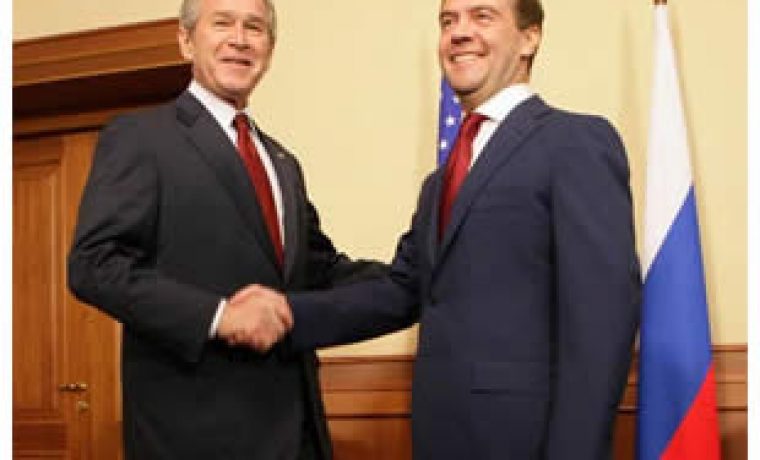 bush_medvedev_russia_1215411790.jpg