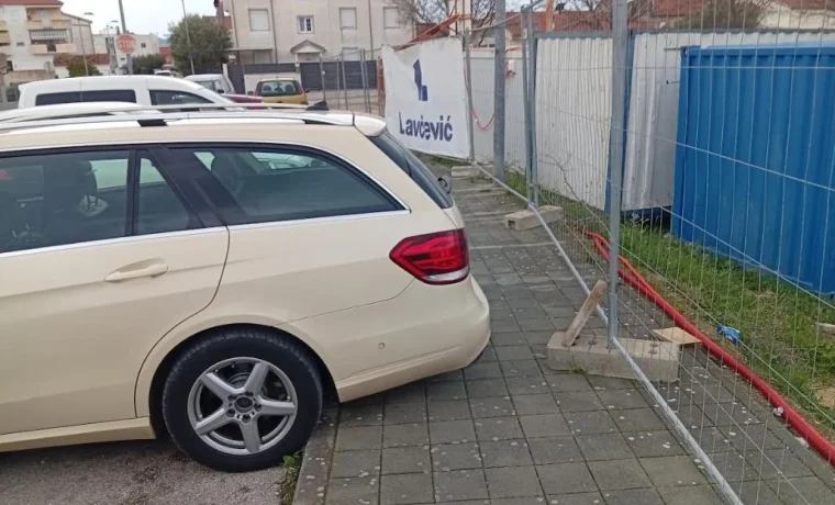 crvene kuće, parkiranje