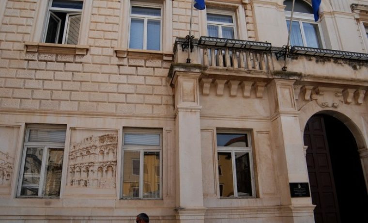 gradska_uprava_zgrada_1430810430.jpg Foto: 057 info