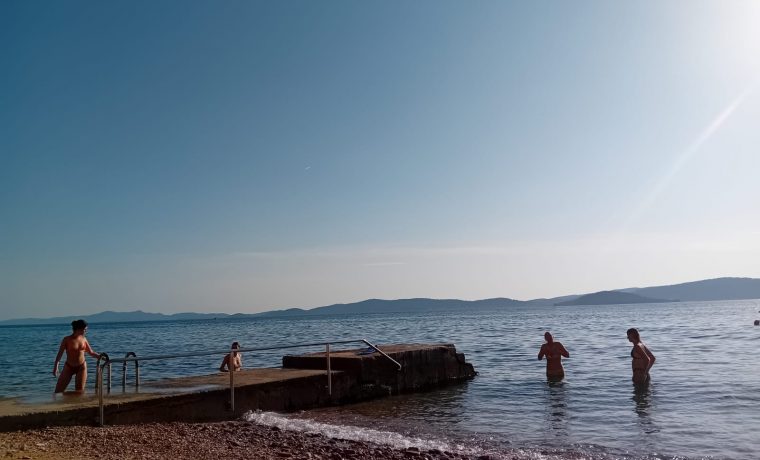 kupanje, more, žuta kuća kupanje, more, žuta kuća