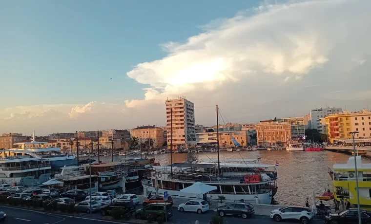 libursnka, luka, tursitički brodovi