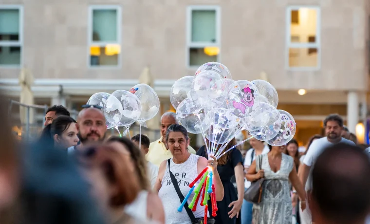 ljeto zalazak riva turisti guzva (40) ljeto zalazak riva turisti guzva (40)