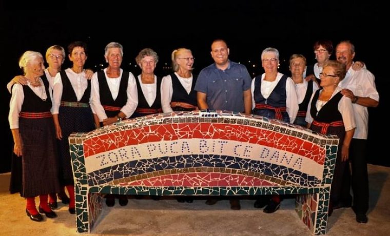 lukoran_klupa_1503171666.jpg Foto: Naši školji