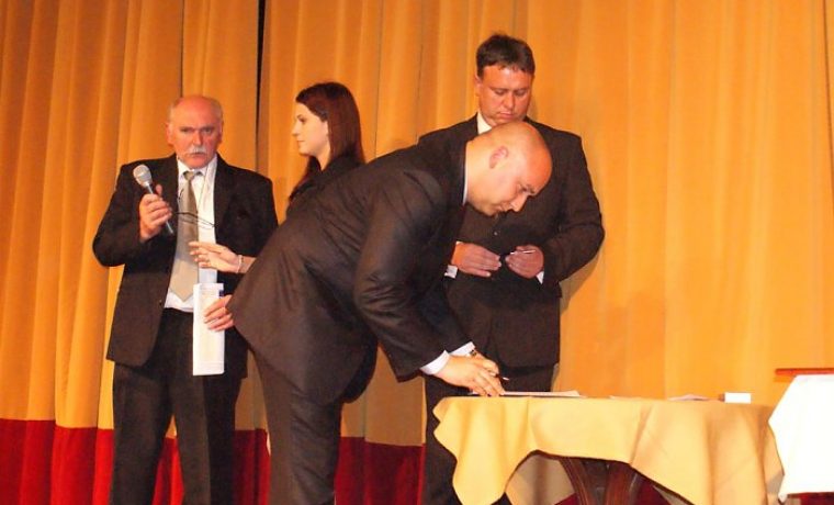 na_elnik_kapovi__potpisuje_sporazum_1301936251.JPG