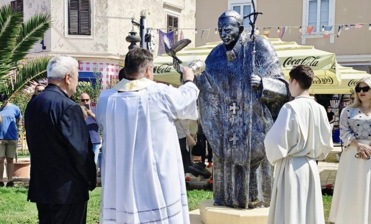 papa Foto: Župa sv. Stošije, Biograd