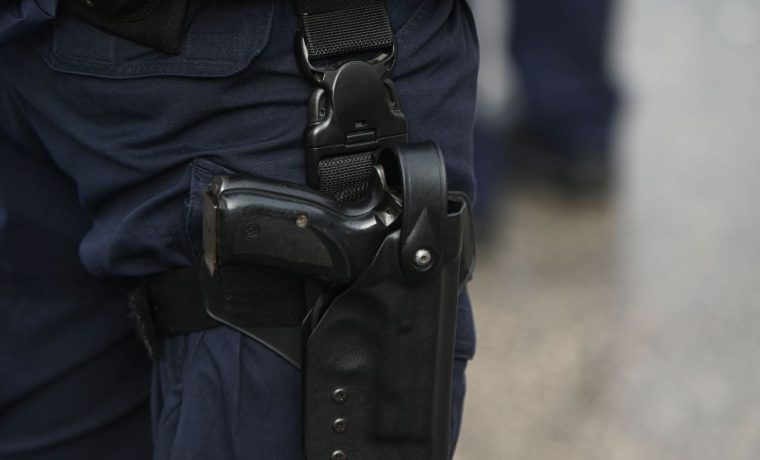 policija 123 pistolj Foto: 057info