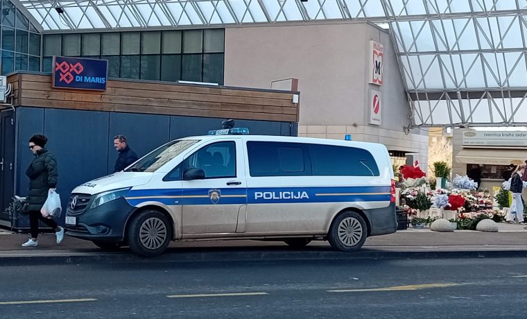 policija, kombi, city galleria policija, kombi, city galleria