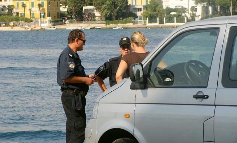 policija__lisice_1252052638.jpg