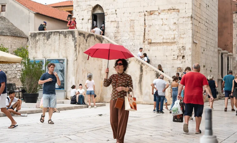 poluotok turisti guzva kisa ljeto (7)