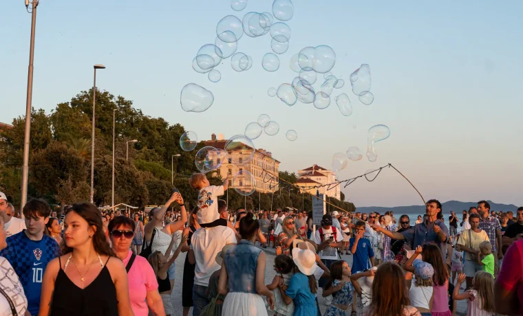 poluotok turisti prodavaci zalazak guzva ljeto 22.7.2026 (44)