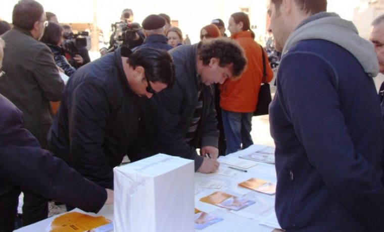 potpisivanje__peticija_1297250999.JPG