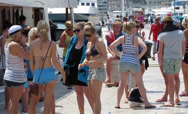 turisti_1341521442.jpg turisti_1341521442.jpg