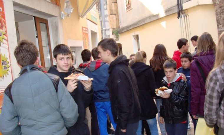 u_enici__pizza_1297332853.JPG