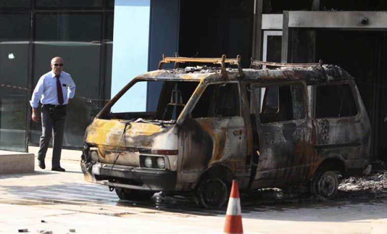 usred_noci_napadnuta_zgrada_microsofta_u_ateni_naoruzani_pocinitelji_zabili_kombi_pun_benzina_u_zgradu_1760_8728_1340804973.jpg