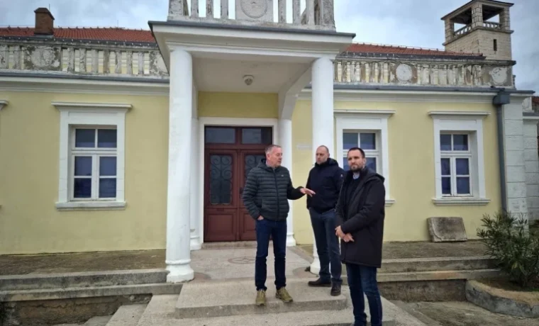 veli iž, erlić veli iž, erlić